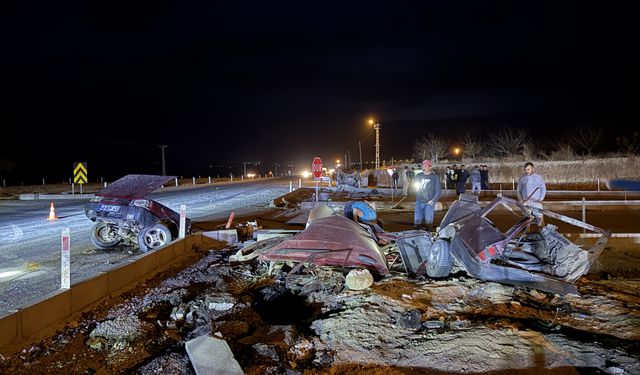 Kahramanmaraş'ta çarpışan iki otomobildeki 3 kişi yaralandı