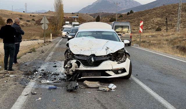 Kahramanmaraş'ta iki otomobilin çarpıştığı kazada 4 kişi yaralandı