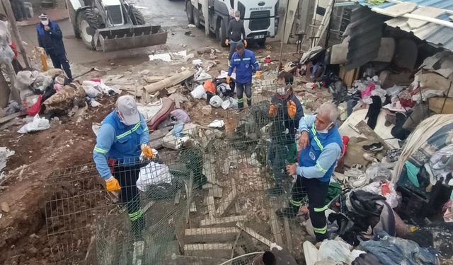 Mersin'de bir evden 10 kamyon çöp çıkarıldı