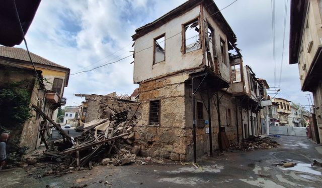 Mersin'de daha önce yangında hasar gören metruk evin bir bölümü çöktü