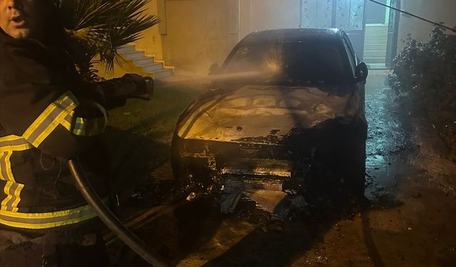 Reyhanlı'da park halindeki otomobil yandı