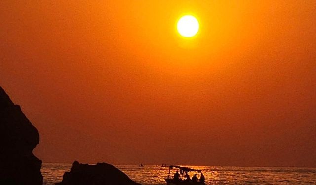 Samandağ Meydan Sahilinde Muhteşem Günbatımı Manzarası