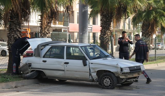 Serik'te kontrolden çıkan otomobil bariyerlere çarptı