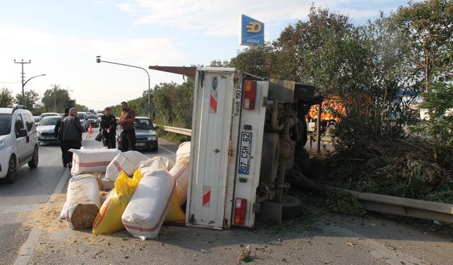 Serik'te saman yüklü kamyonet devrildi