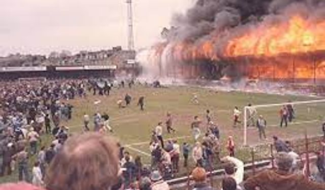 Taraftarlar Suni Çimleri Ateşe Verdi!