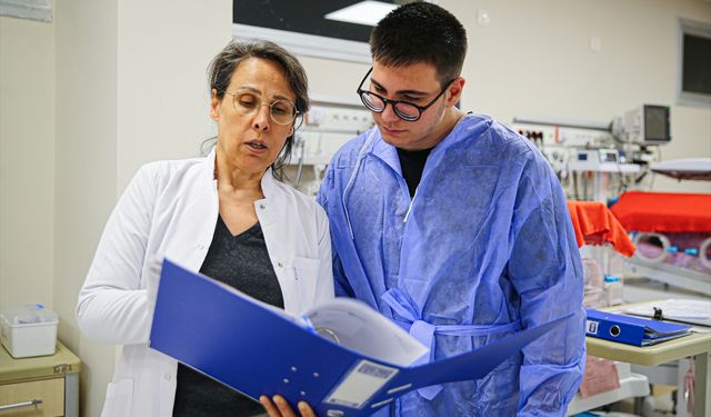 Yenidoğan uzmanının doktor adayı oğlu kendisi gibi prematürelere umut olmak istiyor