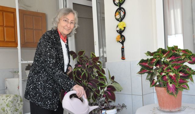 ZİRVEDEKİ İSİMLERİN EMEKTAR ÖĞRETMENLERİ - Gezeravcı uzaya gitmeden Mukaddes öğretmenden helallik aldı, dönünce elini öptü