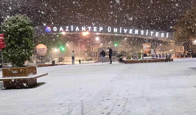 Gaziantep Üniversitesi Beyaza Büründü