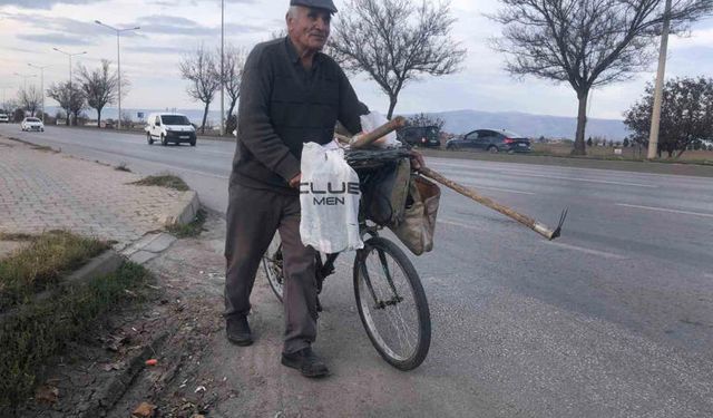 Bisikletiyle Hem Çalışıyor Hem Çevreyi Koruyor!