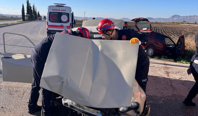 Adana 2 otomobilin çarpıştığı kazada 2 kişi yaralandı