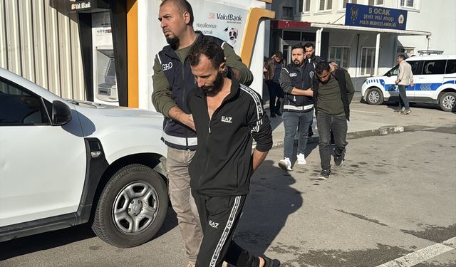Adana merkezli göçmen kaçakçılığı operasyonunda yakalanan 4 zanlı tutuklandı