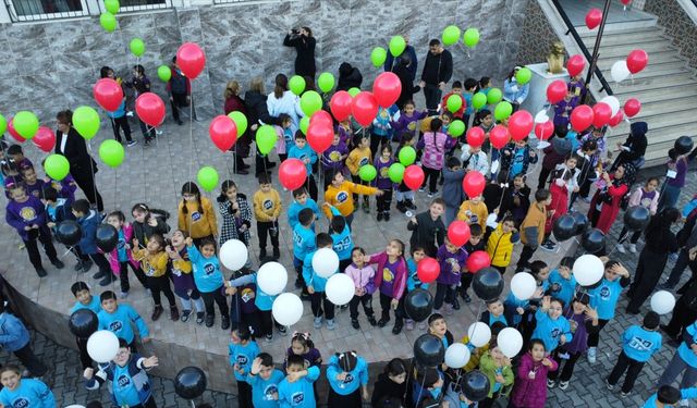 Adana'da ilkokul öğrencileri, Filistinli çocuklar için gökyüzüne balon bıraktı