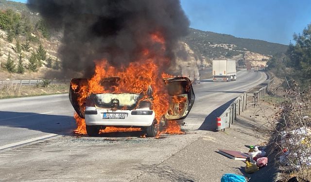 Adana'da seyir halindeki otomobilde çıkan yangın söndürüldü