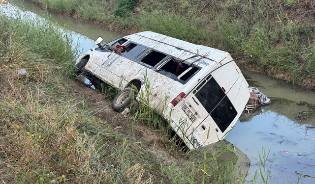 Adana'da sulama kanalına devrilen minibüsteki 18 kişi yaralandı