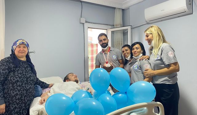 Adana'da yatağa bağımlı gencin film izleme hayali sağlık ekiplerince gerçekleştirildi