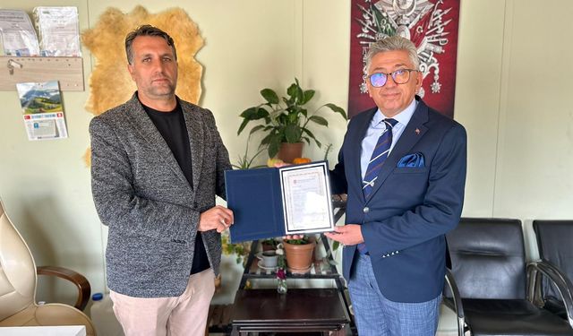 Maaşını TSKGV'ye bağışlayan muhtara teşekkür belgesi