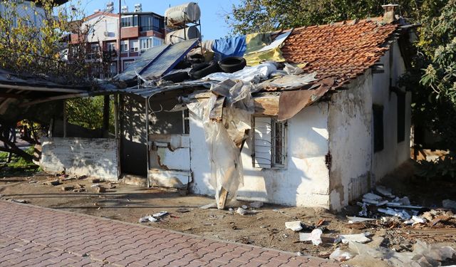 Antalya'da bir ev ve bahçesinden 2 kamyon çöp çıktı