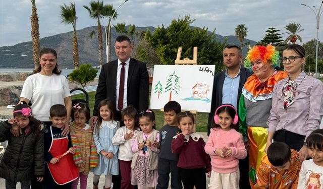 Bozyazı'da anaokulu öğrencileri ailelerini resmetti