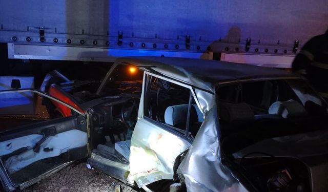 Burdur'da otomobille tırın çarpıştığı kazada 2 kişi yaralandı