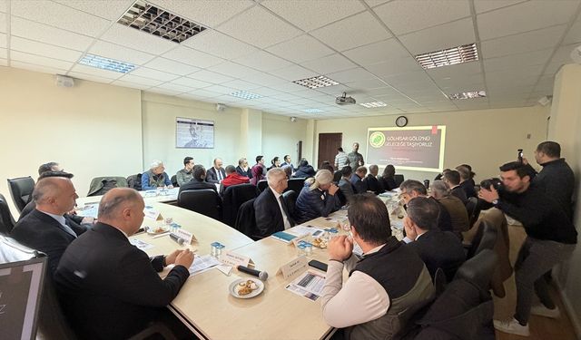 Burdur'daki Gölhisar Gölü'nde su seviyesinin azalmasına karşı alınabilecek önlemler toplantıda görüşüldü