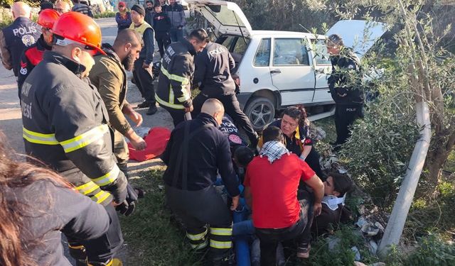 Erzin ilçesinde bahçenin tel örgüsüne çarpan otomobildeki 3 kişi yaralandı