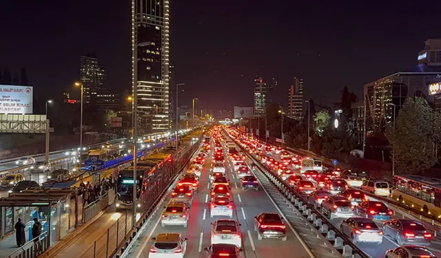 Galatasaray-Fenerbahçe Derbisi Öncesi İstanbul’da Trafik Kilitlendi