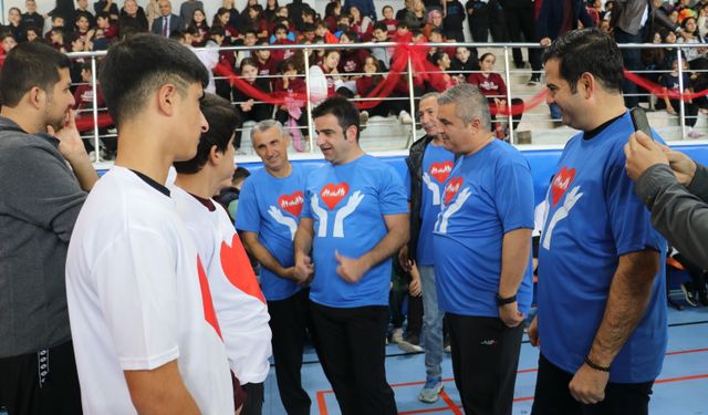 Gazipaşa'da engellilerle ilçe protokolü futsal maçı yaptı