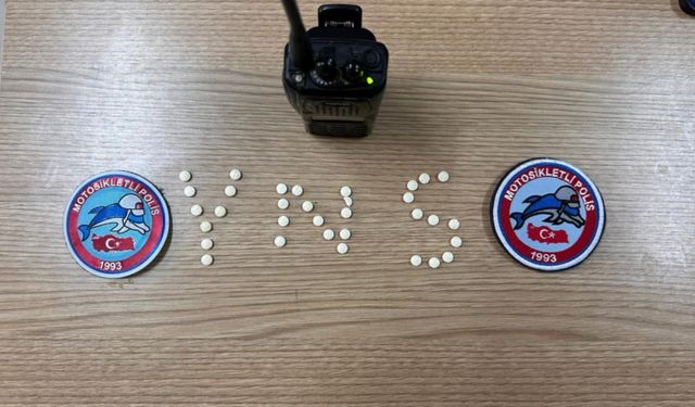 Hatay'da 33 uyuşturucu hap ele geçirilen otomobildeki 2 şüpheli gözaltına alındı