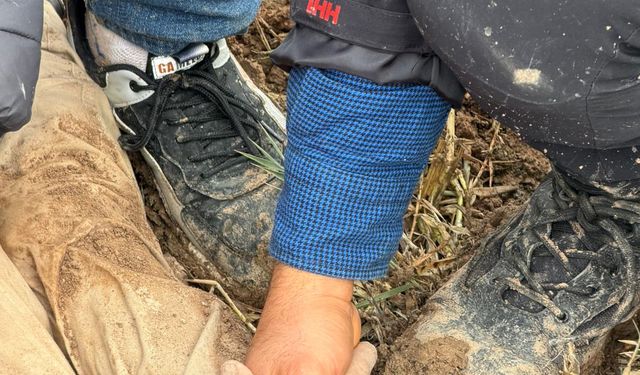 Hatay'da kayıp olarak aranan yabancı uyruklu çocuk gömüldüğü topraktan yaralı çıkarıldı