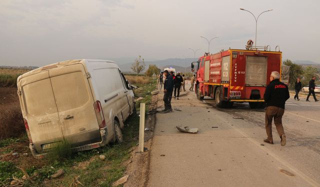 Hatay'da minibüsle çarpışan otomobildeki 2 kişi yaralandı