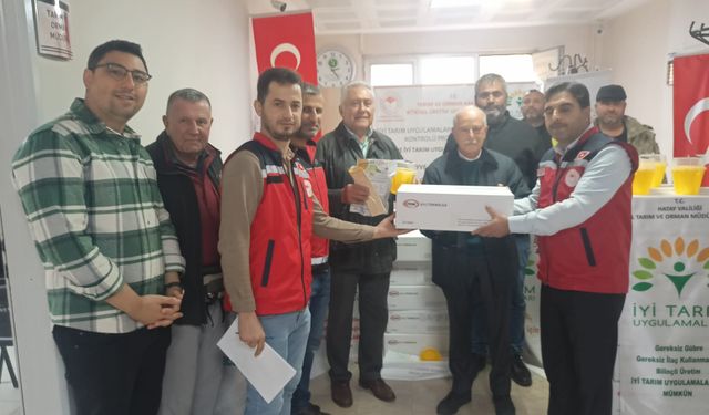 Hatay’da Üreticiye Akdeniz Meyve Sineği Tuzakları Dağıtıldı