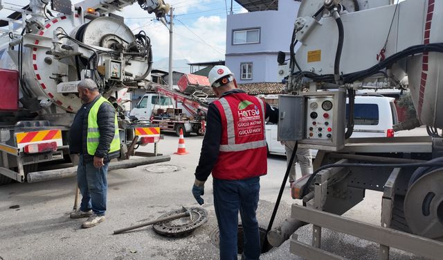 İskenderun'da mazgal ve tahliye kanalları atıklardan arındırıldı