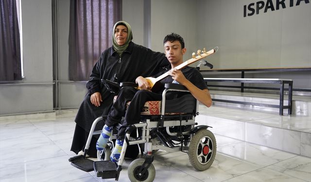 Isparta'da 16 yaşındaki Muhammet Eren müzikle engelleri aşıyor