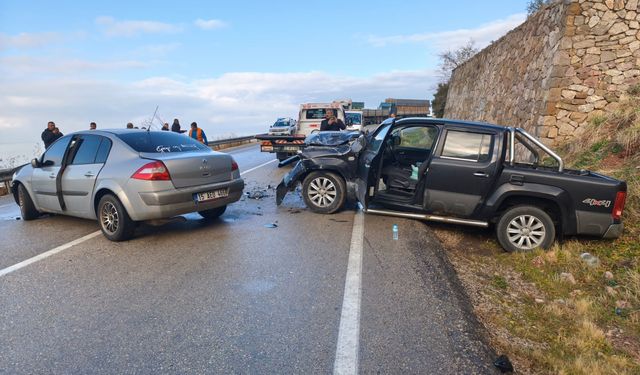 Isparta'da otomobille ticari aracın çarpıştığı kazada 2 kişi yaralandı