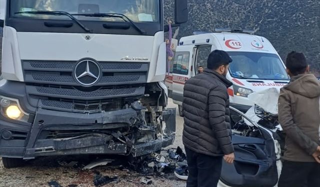 Isparta'da park halindeki kamyona çarpan otomobildeki 2 kişi öldü