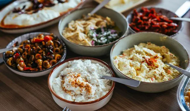 İstanbul’da Yılbaşı Sofraları İçin Pratik ve Hafif Mezeler