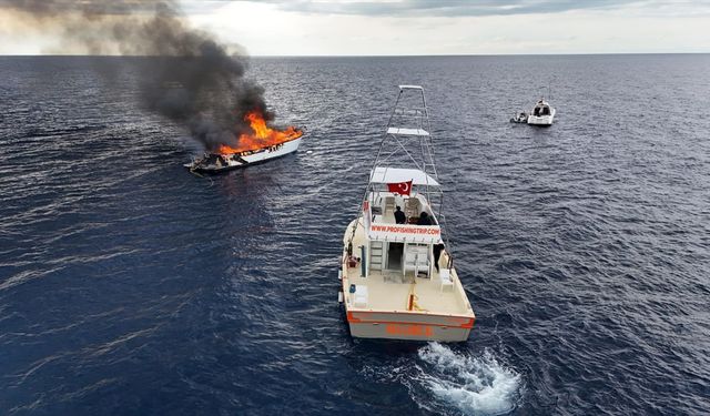 Kaş'ta yelkenli bir yat yandı