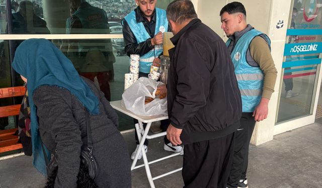 Kozan'da hastane önünde bekleyenlere çorba ikram edildi