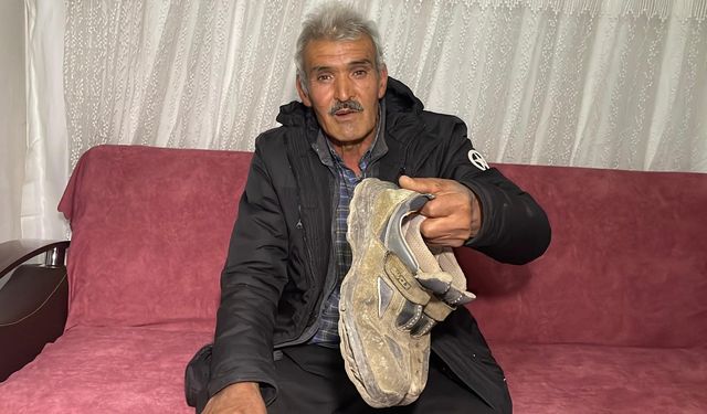 Mersin'de bir çiftçinin çamurlu ayakkabısını çıkararak markete girmesi kameraya yansıdı