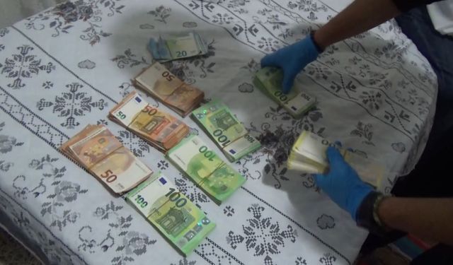 Mersin'de kendilerini polis olarak tanıttıkları kişiyi dolandıran 2 şüpheli tutuklandı