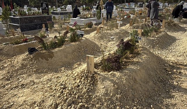 Mersin'de komşusu tarafından öldürülen kadın ve oğlunun cenazeleri defnedildi