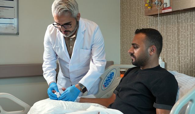 Motosiklet kazasında parmağı kopan genç mikrocerrahiyle parmağına kavuştu