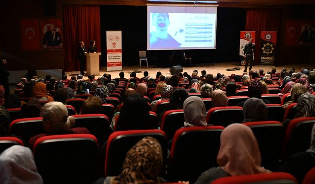 Osmaniye'de 'En İyi Narkotik Polisi: Anne' projesi kapsamında konferans düzenlendi