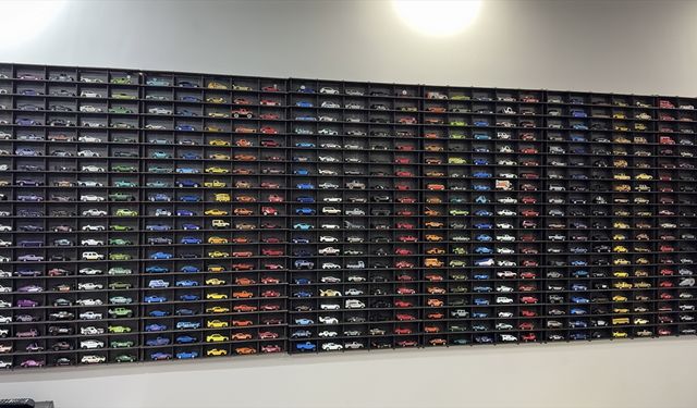 Oyuncak arabalarla büyüyen Alpaslan'ın koleksiyonunda 1000'e yakın araç var