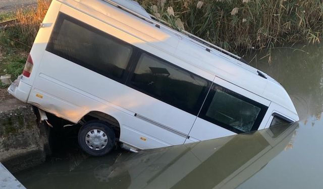 Serik'te minibüs sulama kanalına düştü