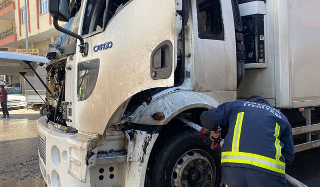 Serik'te park halindeki kamyonda yangın çıktı