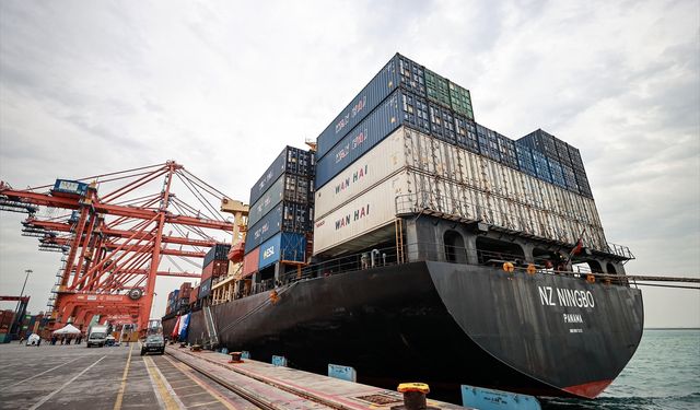 Sudan'a çadır ulaştıracak gemi Mersin'den uğurlandı