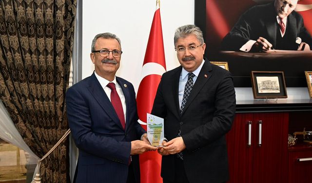 Yeşil Altın Zeytin Festivali’ne Destek Plaketi Vali Yılmaz’a Takdim Edildi