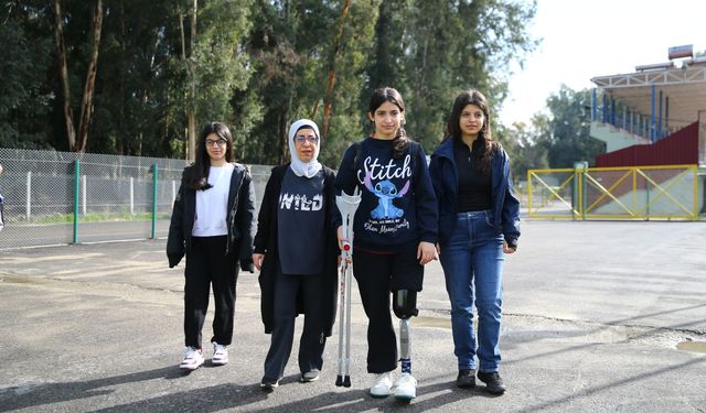 6 ŞUBAT DEPREMLERİNİN ÜÇÜNCÜ YILI - Enkazdan kurtarıldıktan sonra protezle ayağa kalkan Tuğba yeşil sahada moral buldu