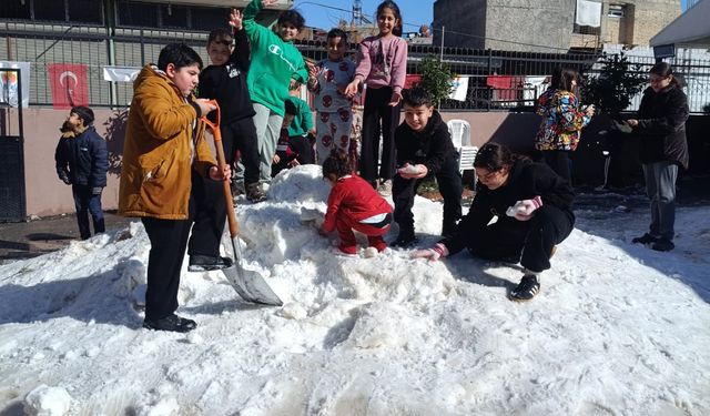 Adana'da çocuklar kamyonlarla getirilen karla eğlendi